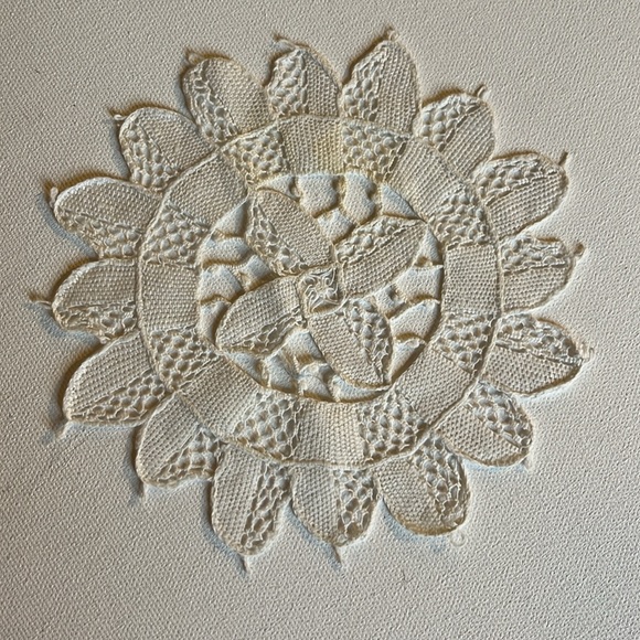 Assorted (6) vintage crocheted doilies - Picture 4 of 6